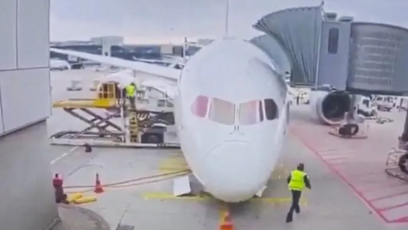 Video viral: Boeing cae de panza en un aeropuerto en Alemania