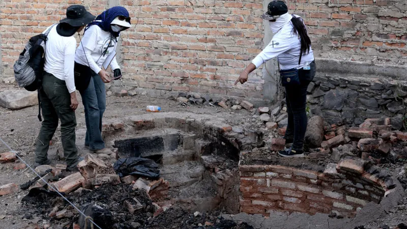 Madres buscadoras de México encuentran crematorio clandestino con restos humanos calcinados