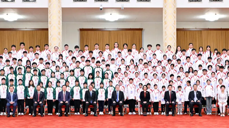 Vice primer ministro, Ding Xuexiang, se reúne con delegación de jóvenes de Hong Kong y Macao