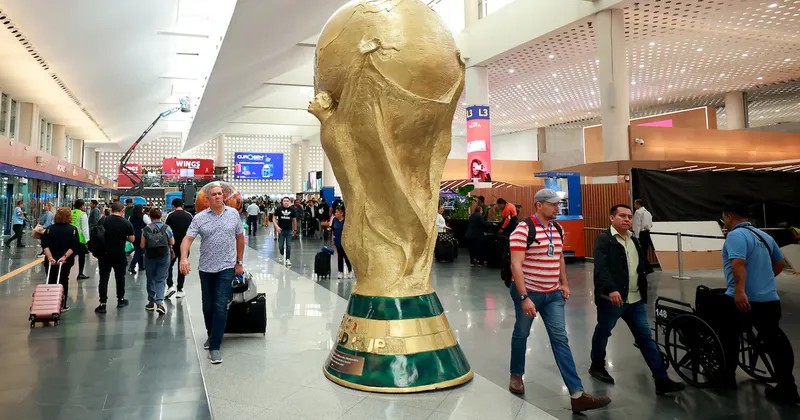 Grupos aeroportuarios lideran caídas en la Bolsa Mexicana tras mostrar tráfico débil en el mes del Mundial