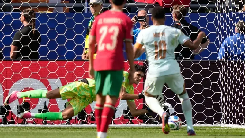 ¡Bono le detiene el penalti a Mbappé!