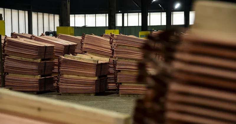 Cobre se mantiene cerca de máximos de dos semanas a la espera de la decisión de tasas de la Fed