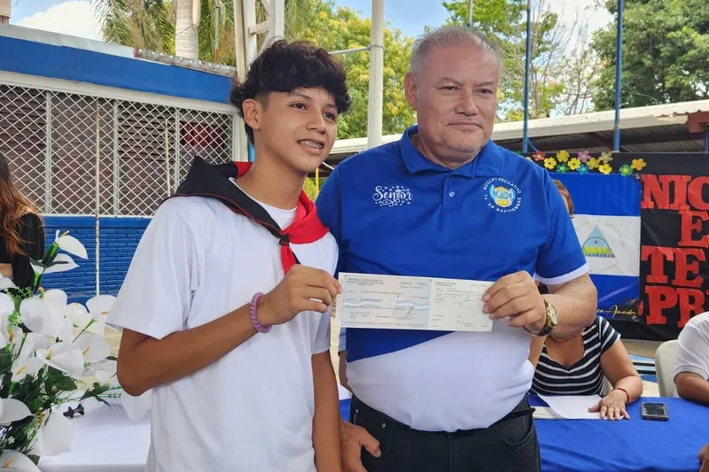 Docentes reciben bono especial en celebración del Día del Maestro