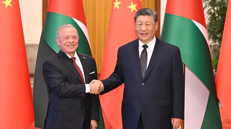 Xi Jinping celebra una ceremonia de bienvenida y sostiene conversaciones con el rey de Jordania