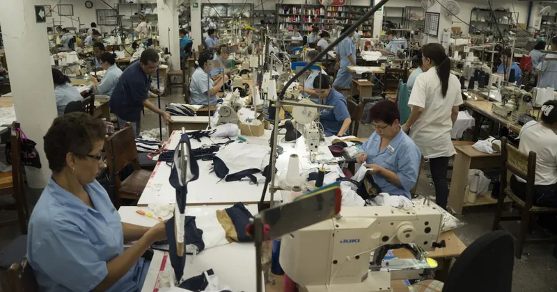 América Latina requiere cuatro trabajadores para producir lo mismo que un estadounidense