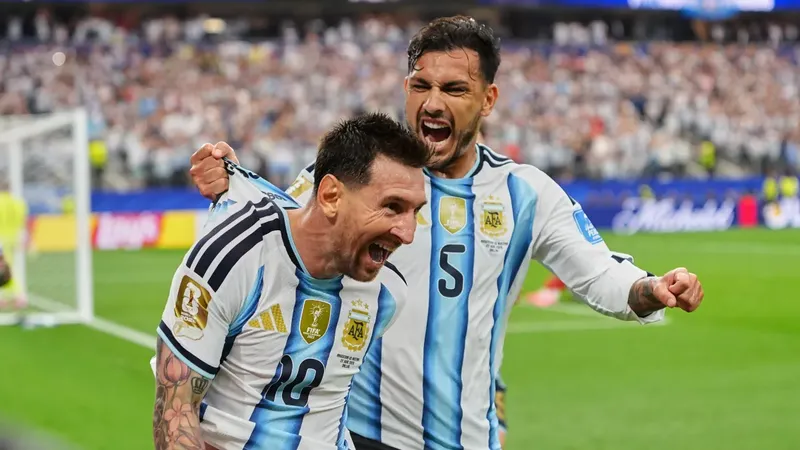 Messi falla penal, pero se reivindica con doblete, hace historia y lleva a Argentina a dieciseisavos