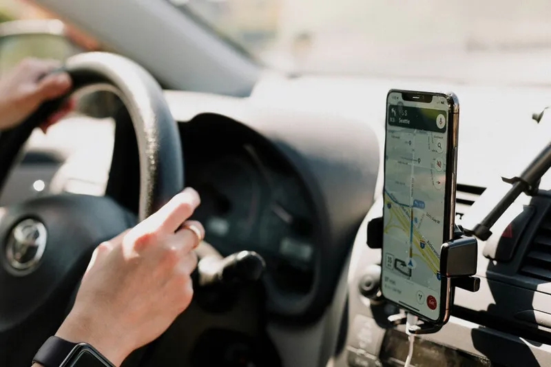 Google Maps, Waze y Mapas nunca ofrecen la ruta más rápida y la razón está relacionada con el medioambiente