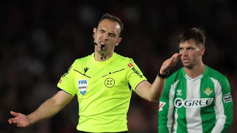 La justificación de Cuadra Fernández al mantener el penalti de Gavi a Isco