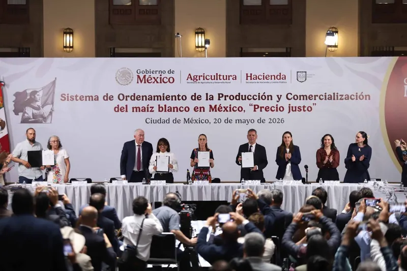 Firma gobierno acuerdo con productores para garantizar "precio justo" del maíz blanco