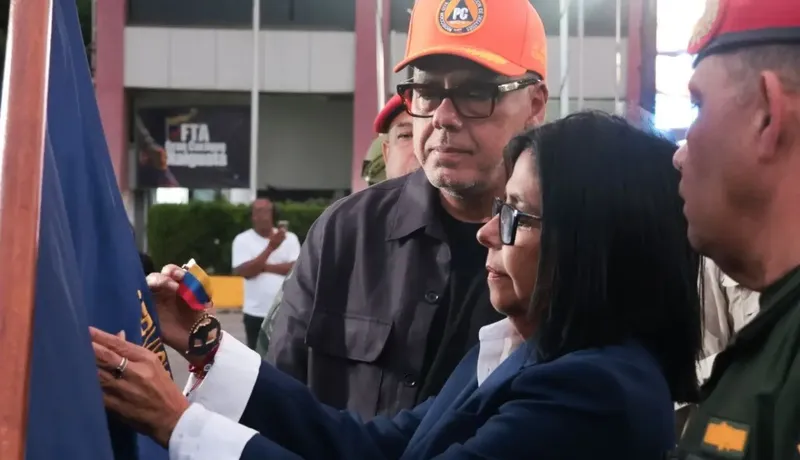 Presidenta (E) Delcy Rodríguez condecora a más de 6.000 rescatistas en La Guaira