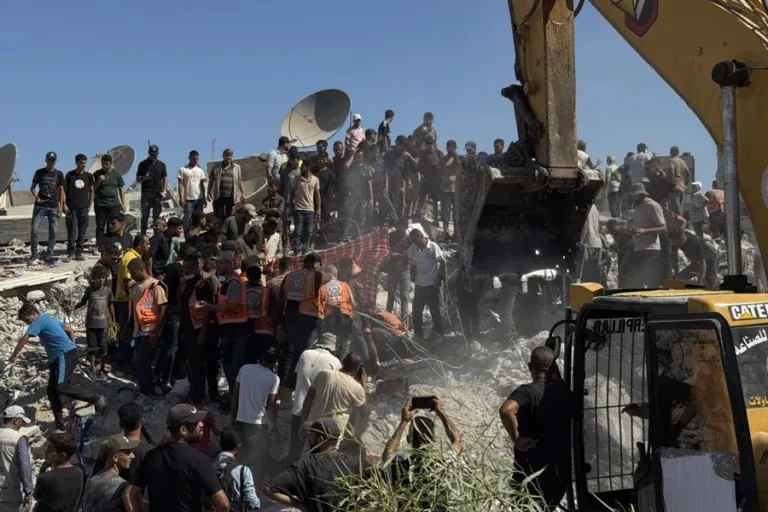 Al menos 20 muertos tras colapso de edificio bombardeado en Gaza donde había desplazados