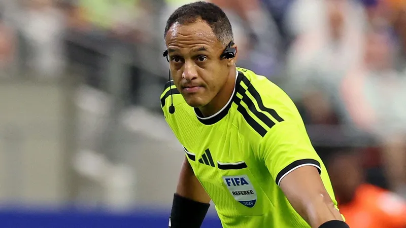 Inglaterra, escandalizada por el árbitro que pitará la semifinal