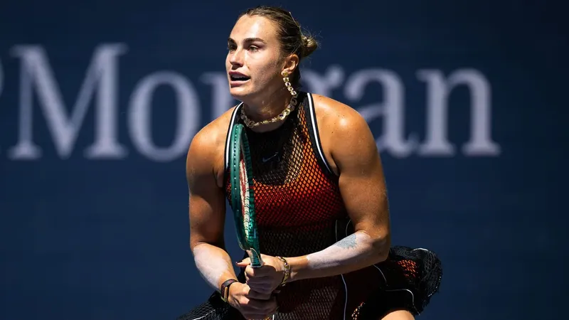 Aryna Sabalenka presume sus nuevos amuletos cubiertos de piedras preciosas en el US Open