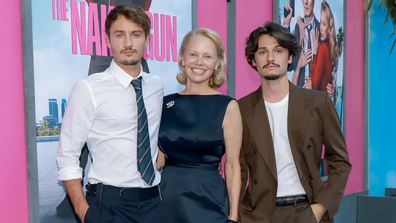 La faceta más hogareña de Pamela Anderson junto a sus hijos se vuelve viral en una nueva campaña
