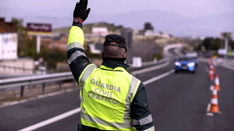 Un guardia civil advierte del problema que puede provocar la última decisión de la DGT: "Esto va a empeorar la circulación"