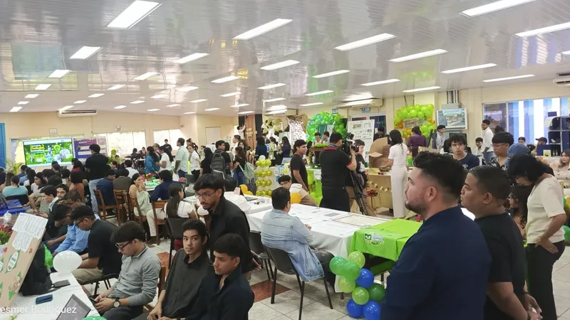 Estudiantes de la UNI presentan tecnologías verdes y prototipos ecológicos en jornada ambiental