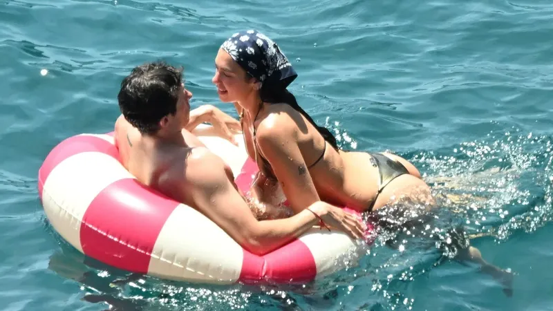 Besos, caricias y romance: Dua Lipa y Callum Turner viven una idílica luna de miel en la Costa Amalfitana