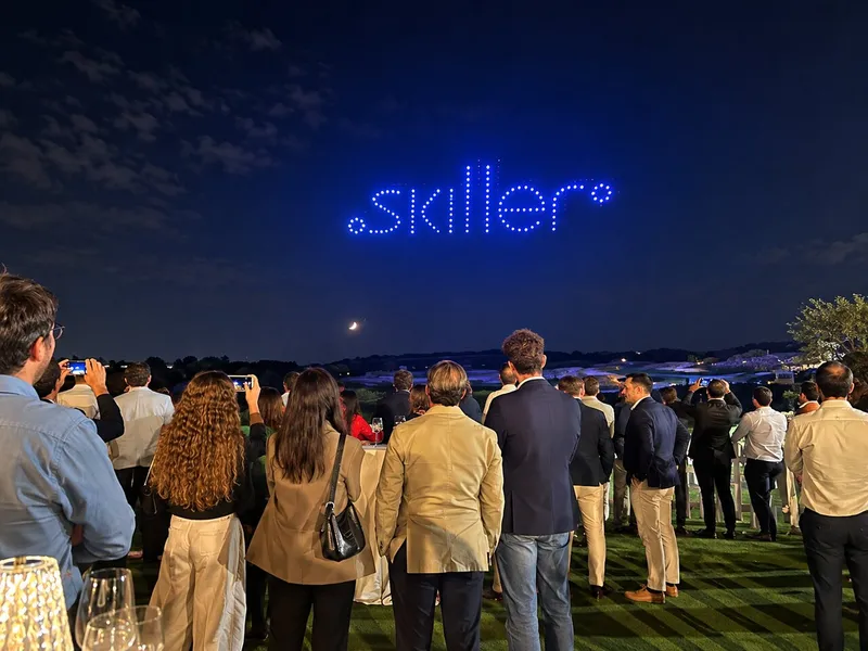 UMILES Drone Light Show transforma la gala de los premios Tech & Skiller Awards en una experiencia aérea