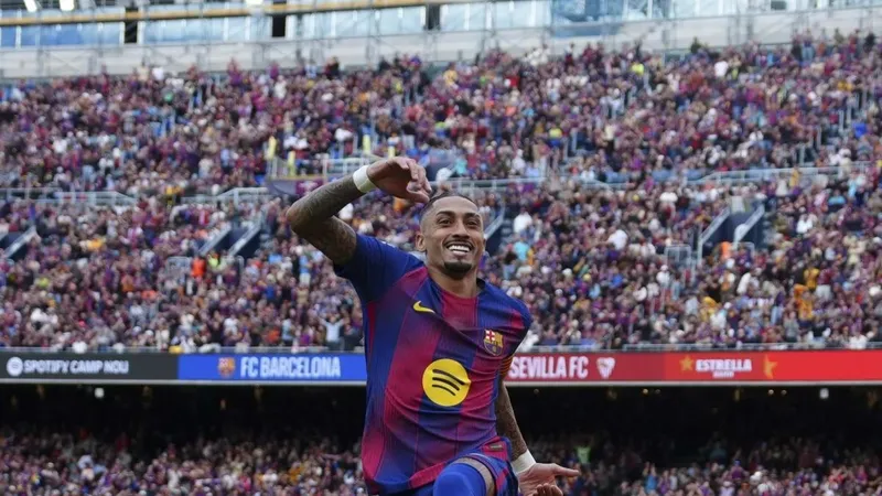 Doblete de Raphinha para despedir LaLiga