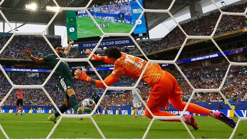 Arabia Saudita se anota en la lista de sorpresas con este gol a Uruguay