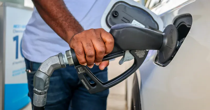Goldman advierte que el petróleo podría llegar a US$120 si se intensifican ataques en Medio Oriente