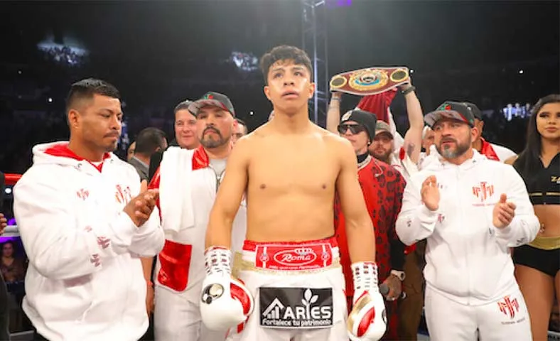 Munguía negocia con Melikuziev para poder pelear primero con Keiber González