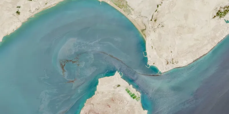 Dos manchas de petróleo aparecen en aguas de Irán en medio de ataques a...