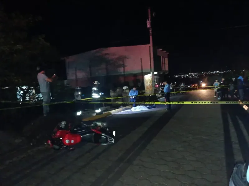 Hombre de 63 años muere impactado por motocicleta conducida por chavalo sin licencia
