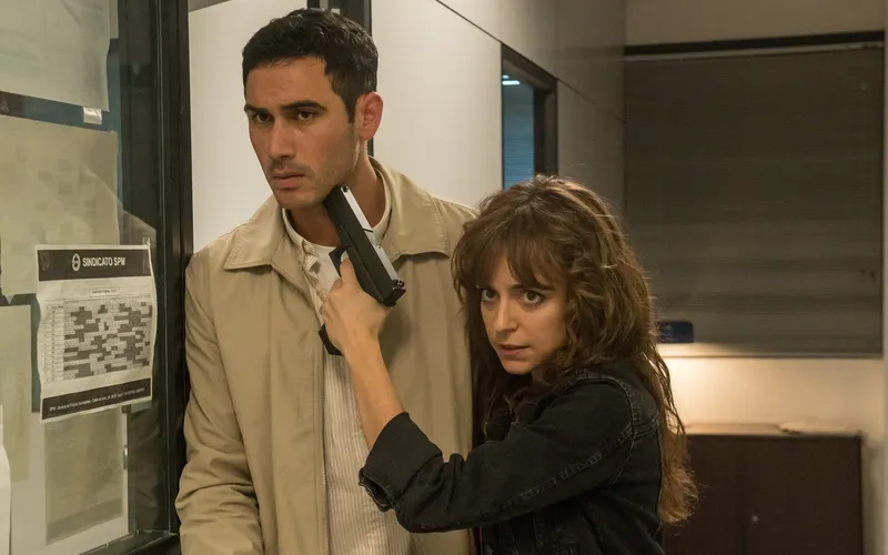 El truco de Laura para liarse con Nacho en este clip exclusivo de 'La maleta'