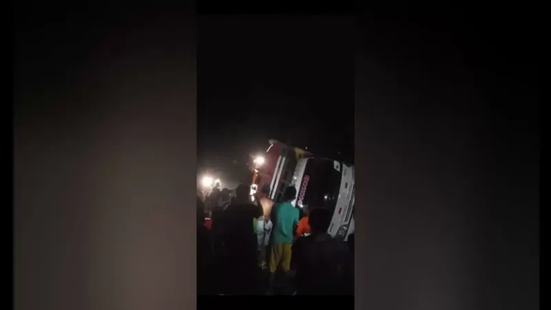 Camión ganadero se vuelca en Pantasma y deja solo daños materiales