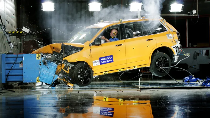 Volvo lleva 25 años destrozando coches en Suecia y acaba de superar una cifra histórica: 10.000 pruebas de choque