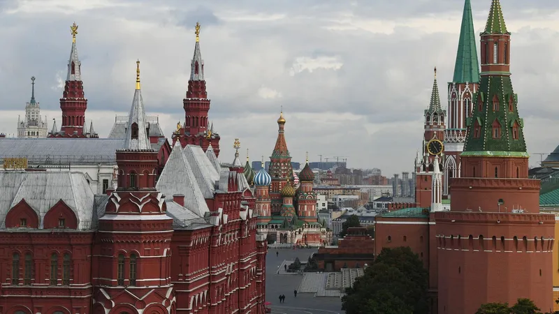 Tropas rusas reducen el potencial militar de Kiev para mermar su terrorismo, indica el Kremlin