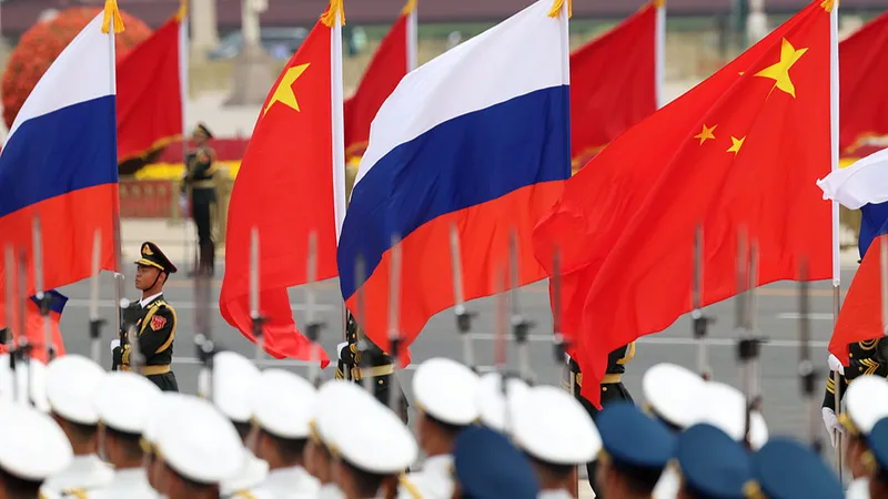 El presidente ruso, Vladímir Putin, llega en coche al Gran Palacio del Pueblo en Beijing