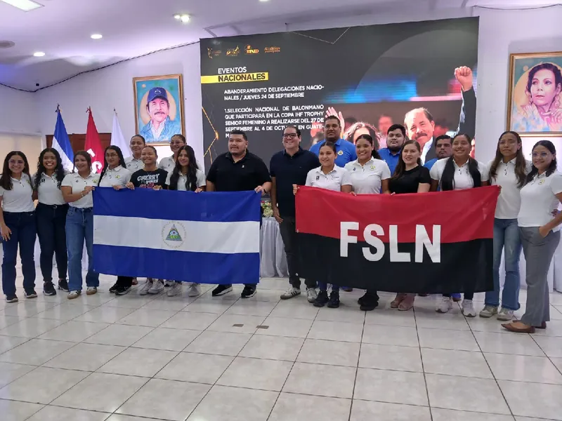 Autoridades deportivas abanderan a Selección Nacional Femenina de Balonmano