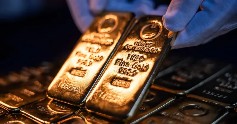 El oro se desploma y entra en territorio bajista por primera vez desde 2022