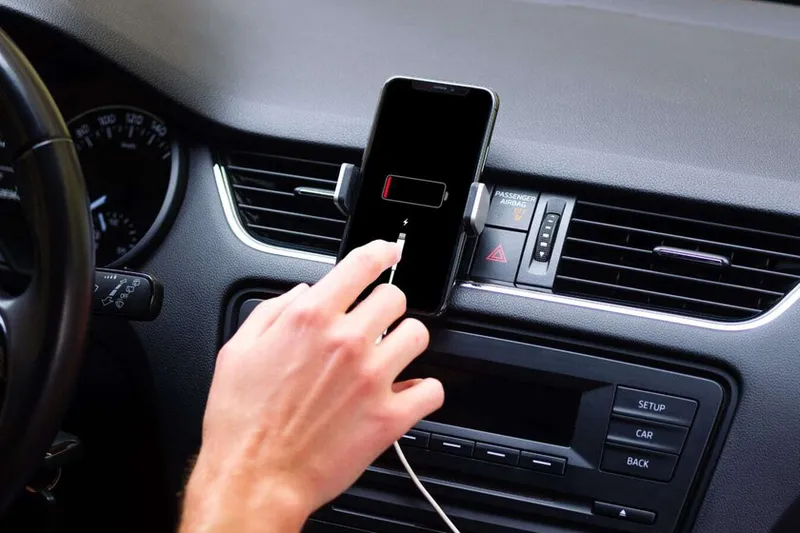 Tener el iPhone enchufado horas y que tenga casi la misma batería: el USB del coche tiene limitaciones (y no es por culpa del cable)