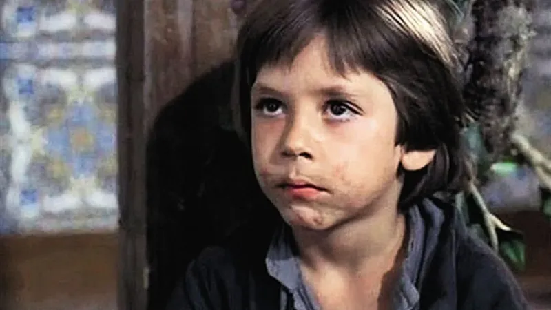 Debutó a los 5 años en una serie de Fernando Fernán-Gómez en TVE. Ahora es el actor español más famoso del mundo, tiene 6 Goyas y un Óscar, ¿le reconoces?