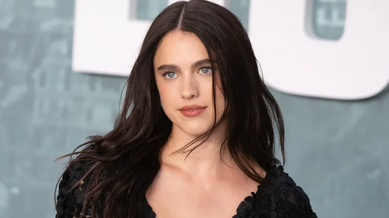Margaret Qualley es la primera en llevar las virales 'barefoot sandals' de Chanel