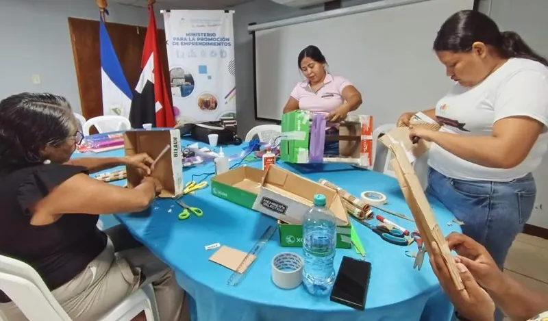 Emprendedores fortalecen habilidades en diseño y elaboración de piñatas creativas