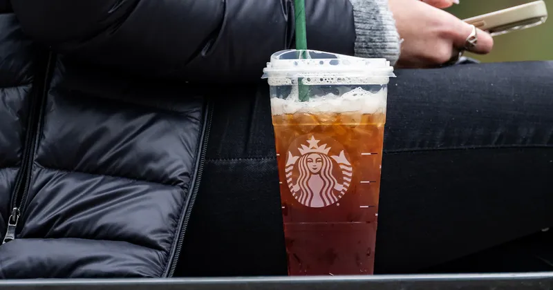 Starbucks supera las expectativas con un alza de 7,7% en sus ventas comparables en EE.UU.