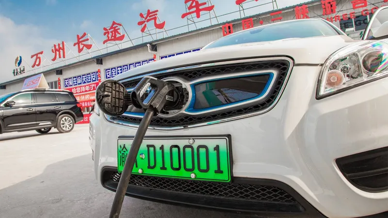China utiliza matrículas de colores en los coches: la clave está en el coche electrificado y el control urbano
