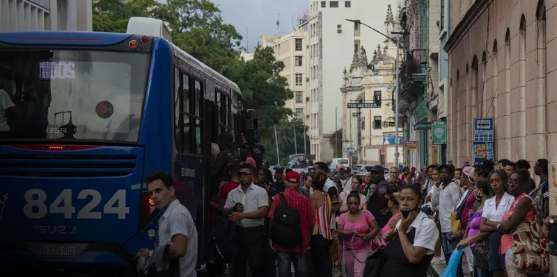 Cuba aplica ajustes al transporte público por falta de combustible