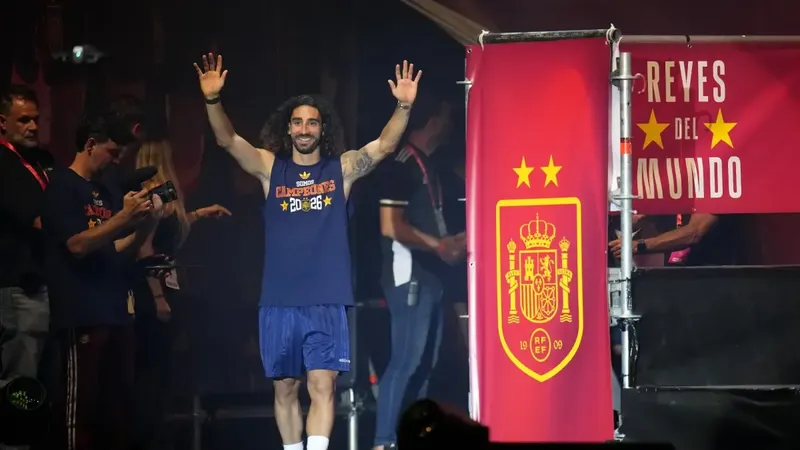 Desvelado el tatuaje de Cucurella con la cara de De la Fuente