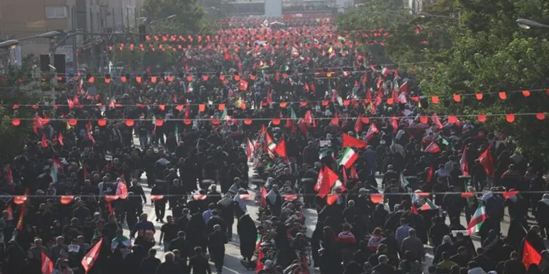 Miles salen a las calles de Teherán en el funeral de Ali Khamenei