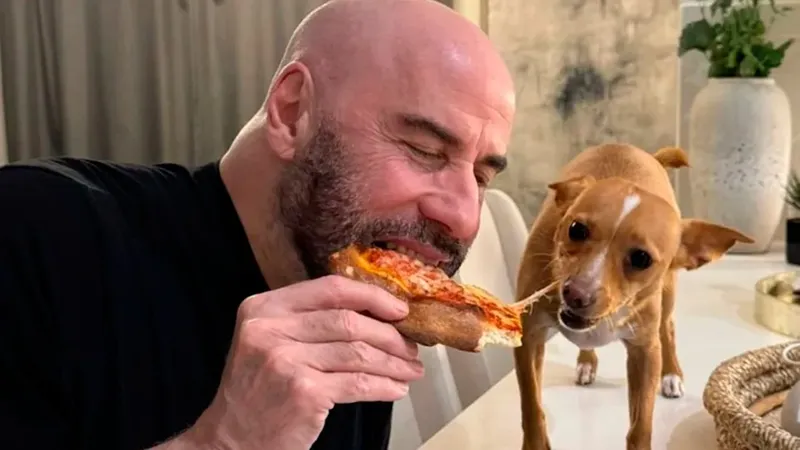 John Travolta es la última gran estrella de Hollywood que ha flipado con las croquetas: "No las había probado nunca"