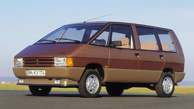 Nada de SUV: Renault reinventa el mítico monovolumen de 1984 en forma de coche eléctrico con 4,7 metros y diseño futurista