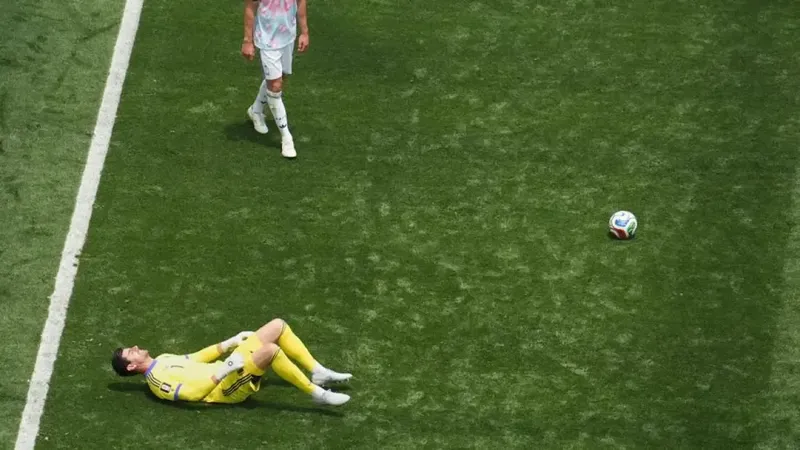 Courtois se va del campo lesionado y entre lágrimas