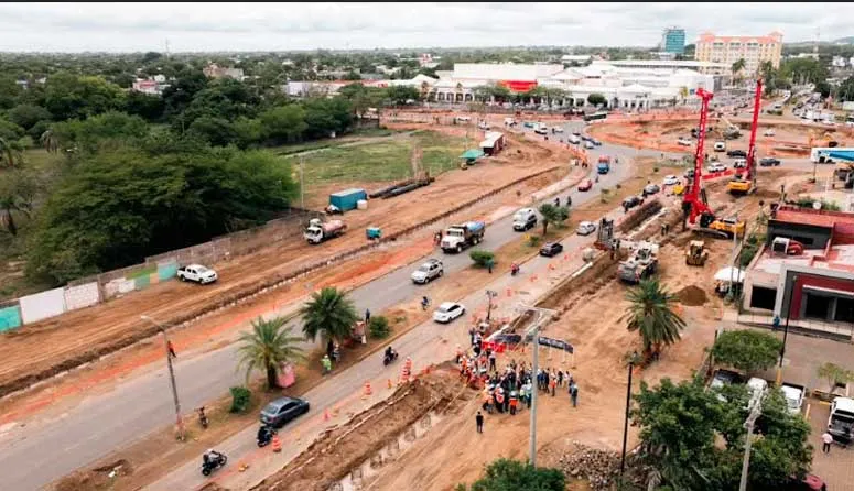 Supervisan construcción del tramo III de la Pista Héroes de la Insurrección