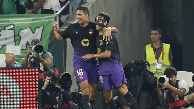 Eric Garcia acaba 'tocado' el partido ante el Betis