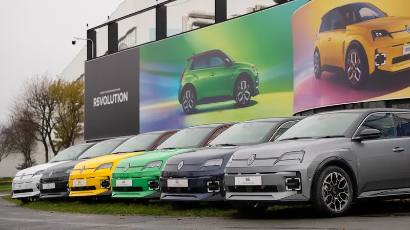 Renault a la contra de los tiempos de 'recorte' por culpa de un coche eléctrico: otro turno y 350 trabajadores más para atender la demanda